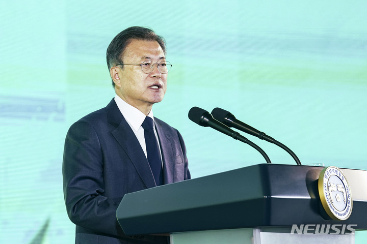 [서울=뉴시스] 문재인 대통령이 지난 2일 서울 강남구 삼성동 코엑스에서 열린 제15차 세계산림총회 개회식에서 기조연설을 하고 있다. (사진=청와대 제공) 2022.05.02. photo@newsis.com