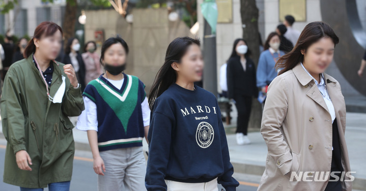 [서울=뉴시스] 권창회 기자 =  서울 중구 청계천 인근에서 직장인들이 점심시간을 맞아 휴식을 취하고 있다. 2022.05.02. kch0523@newsis.com