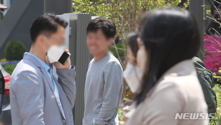 [서울=뉴시스] 권창회 기자 = 지난해 5월 2일 오후 서울 중구 청계천 인근에서 직장인들이 점심식사를 위해 이동하고 있다. 2022.05.02. kch0523@newsis.com