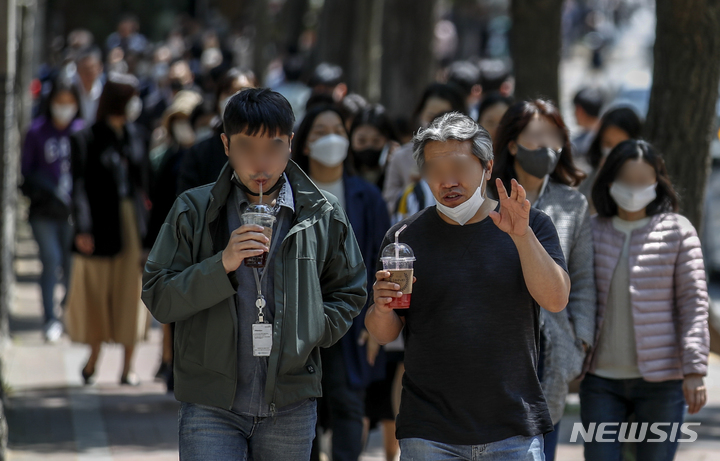 [서울=뉴시스] 정병혁 기자 = 실외 마스크 착용 의무화가 해제된 지난 2일 오전 서울 중구 정동길에서 마스크를 벗은 시민들이 이동하고 있다. 2022.05.02. jhope@newsis.com