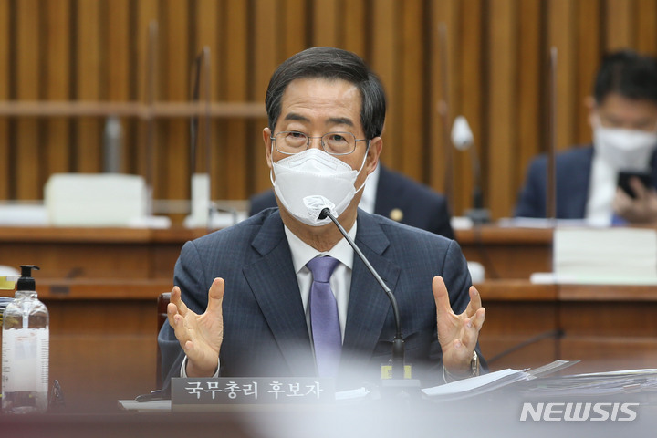 [서울=뉴시스] 고범준 기자 = 한덕수 국무총리 후보자가 2일 오전 서울 여의도 국회에서 열린 인사청문회에서 의원들의 질의에 답하고 있다. (공동취재사진) 2022.05.02. photo@newsis.com