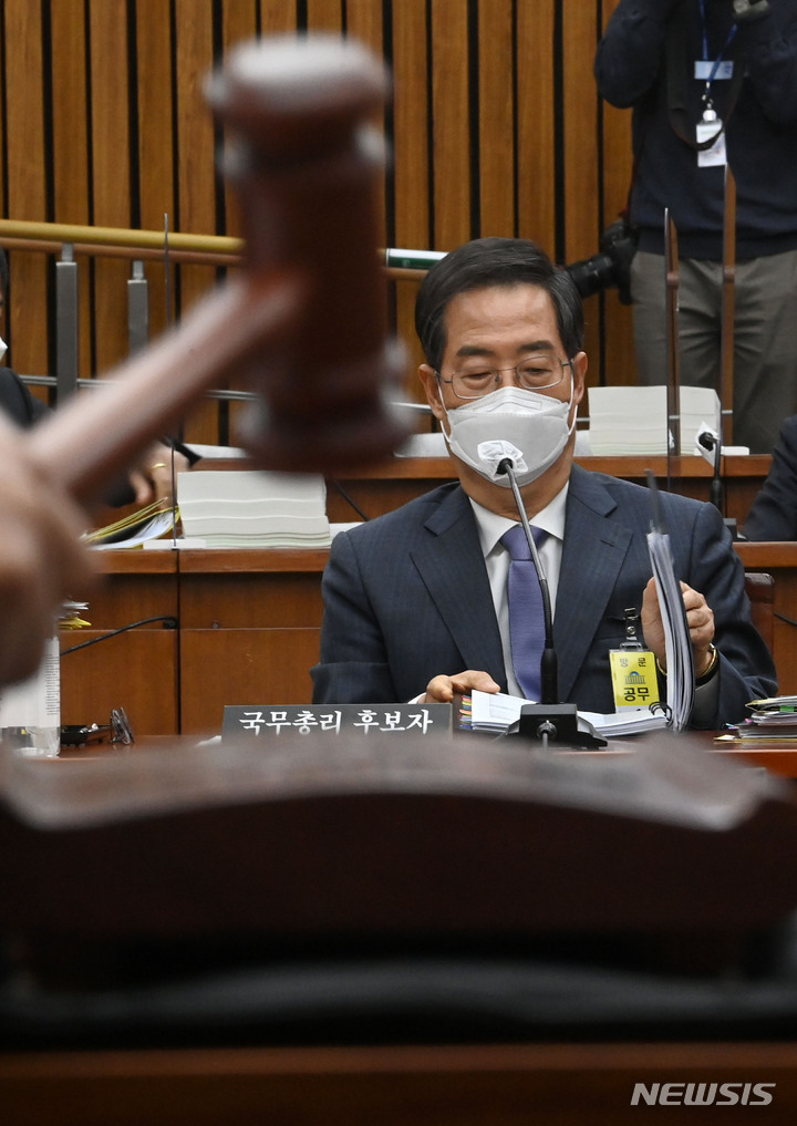 [서울=뉴시스] 고범준 기자 = 한덕수 국무총리 후보자가 2일 서울 여의도 국회에서 열린 인사청문회에 자리하고 있다. (공동취재사진) 2022.05.02. photo@newsis.com