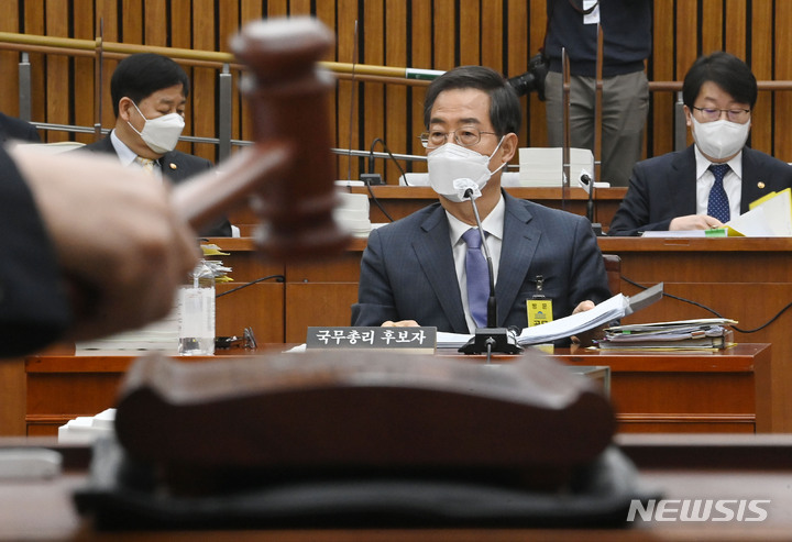 [서울=뉴시스] 고범준 기자 = 한덕수 국무총리 후보자가 2일 서울 여의도 국회에서 열린 인사청문회에 자리하고 있다. (공동취재사진) 2022.05.02. photo@newsis.com