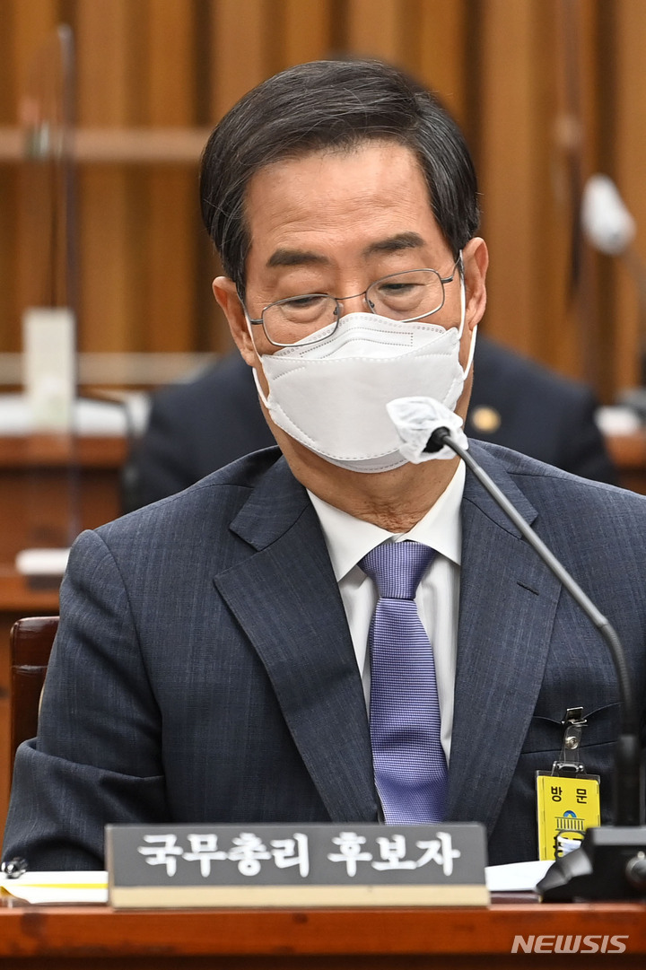 [서울=뉴시스] 고범준 기자 = 한덕수 국무총리 후보자가 2일 서울 여의도 국회에서 열린 인사청문회에서 위원들 질의에 답하고 있다. (공동취재사진) 2022.05.02. photo@newsis.com