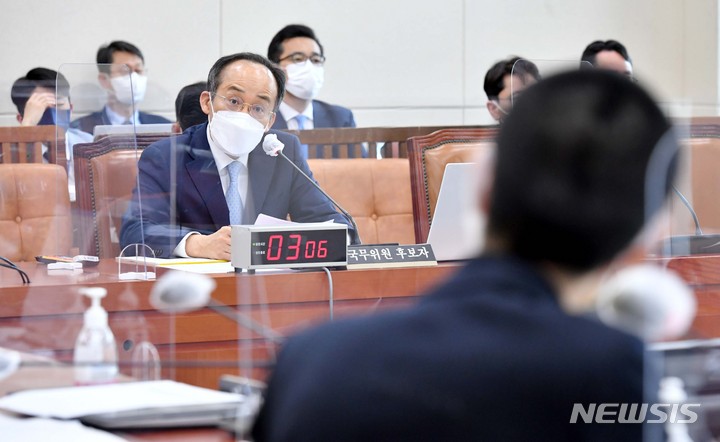 [서울=뉴시스] 최진석 기자 = 추경호 부총리 겸 기획재정부 장관 후보자가 2일 서울 여의도 국회에서 열린 인사청문회에서 장혜영 정의당 의원의 장애인특별운송사업 관련 질의에 답하고 있다. (공동취재사진) 2022.05.02. photo@newsis.com