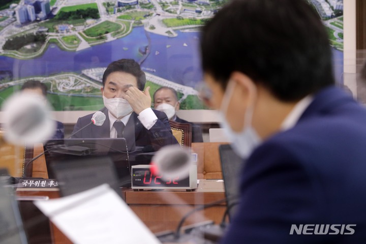 [서울=뉴시스] 전진환 기자 = 원희룡 국토교통부 장관 후보자가 지난 2일 오후 국회 국토교통위원회 회의실에서 열린 인사 청문회에서 의원들의 질문을 들으면서 눈가를 만지고 있다. (공동취재사진) 2022.05.02. photo@newsis.com