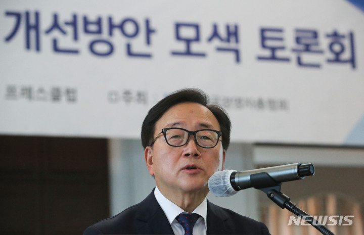 [서울=뉴시스] 권창회 기자 = 이동근 한국경영자총협회 상근부회장이 2일 오후 서울 중구 프레스센터에서 열린 '최저임금제도 진단 및 합리적 개선방안 모색 토론회'에서 개회사를 하고 있다. 2022.05.02. kch0523@newsis.com