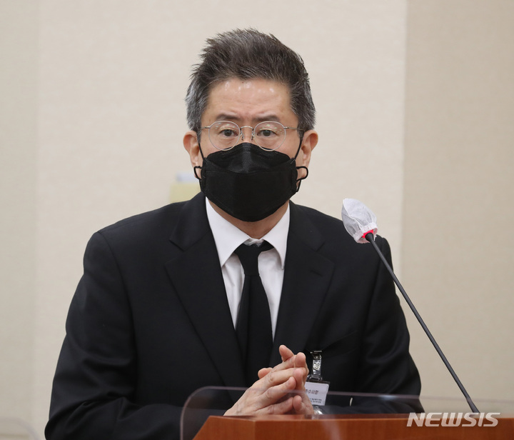 [서울=뉴시스] 전진환 기자 = 한화진 환경부 장관 후보자 인사청문회가 열린 2일 서울 여의도 국회 환경노동위원회 전체회의실에 증인으로 채동석 애경산업 대표가 출석해 의원 질의에 답하고 있다. 2022.05.02. amin2@newsis.com