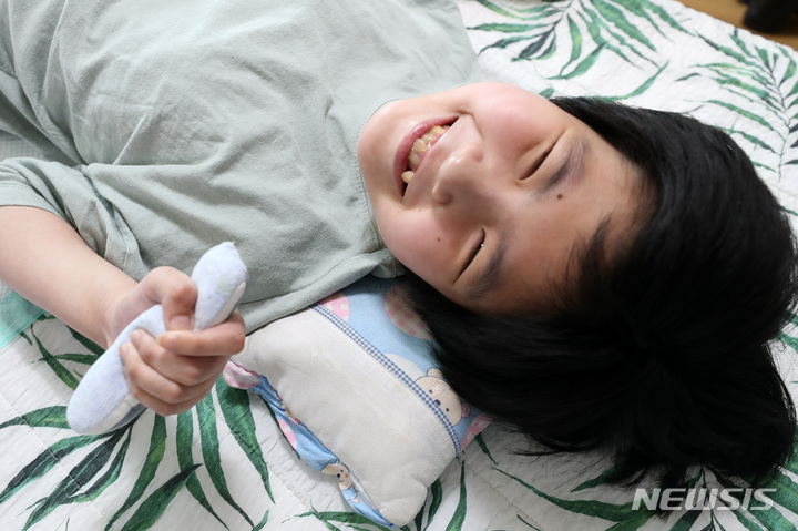 [대구=뉴시스] 백동현 기자 = 지난 4월 28일 가영이(가명·여)가 집에서 카메라를 보고 웃고 있다. 2022.05.05. livertrent@newsis.com