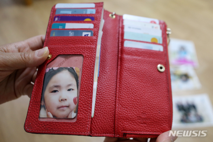 [대구=뉴시스] 백동현 기자 = 지난 4월 28일 가영이(가명·여) 어머니가 집에서 지갑에 넣어둔 어린 시절 가영이 사진을 보여주고 있다. 2022.05.05. livertrent@newsis.com