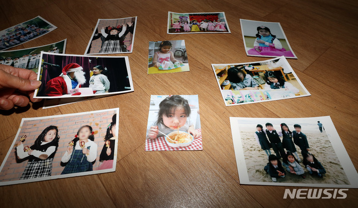 [대구=뉴시스] 백동현 기자 = 지난 4월 28일 가영이(가명·여) 어머니가 집에서 어린 시절 가영이 사진을 보여주고 있다. 2022.05.05. livertrent@newsis.com