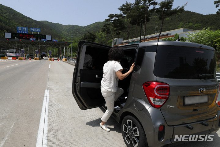 [대구=뉴시스] 백동현 기자 = 지난 4월 28일 가영이(가명·여) 어머니가 치료센터로 가던 중 차에서 내려 가영이 상태를 살펴보고 있다. 2022.05.05. livertrent@newsis.com