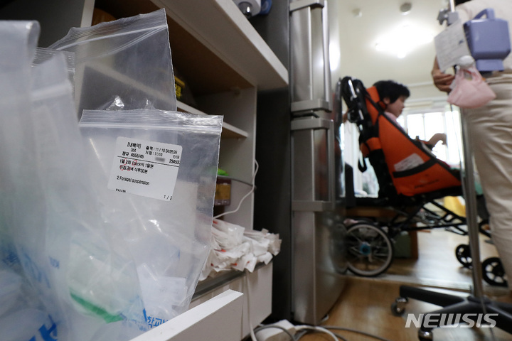 [대구=뉴시스] 백동현 기자 = 지난 4월 28일 가영이(가명·여) 집에 복용약이 수북이 쌓여 있다. 2022.05.05. livertrent@newsis.com