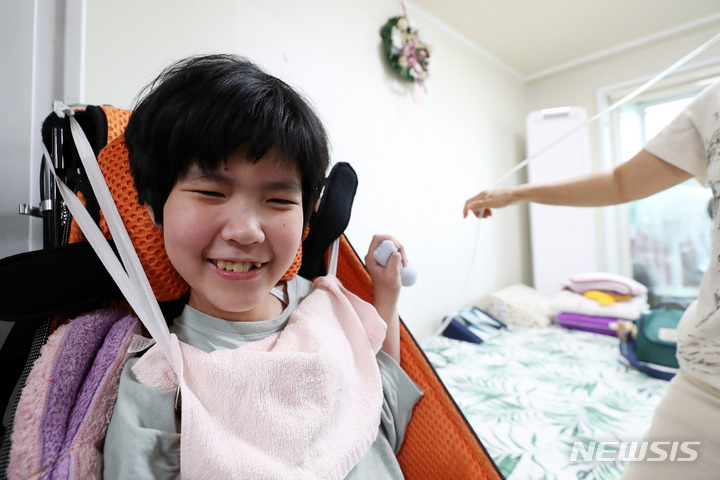 [대구=뉴시스] 백동현 기자 = 지난 4월 28일 가영이(가명·여)가 집에서 카메라를 보고 웃고 있다. 2022.05.05. livertrent@newsis.com