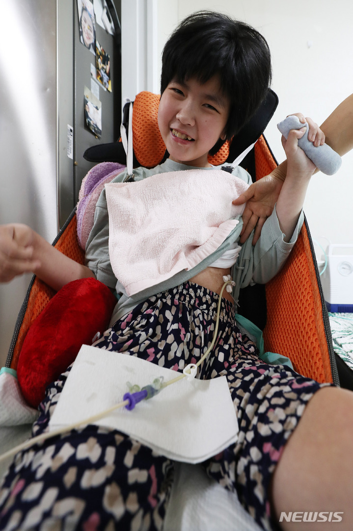 [대구=뉴시스] 백동현 기자 = 지난 4월 28일 가영이(가명·여)가 집에서 위루관을 통해 식사를 하고 있다. 2022.05.05. livertrent@newsis.com