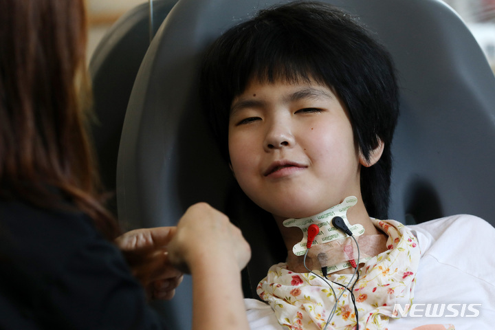 [대구=뉴시스] 백동현 기자 = 지난 4월 28일 가영이(가명·여)가 치료센터에서 연하치료를 받고 있다. 2022.05.05. livertrent@newsis.com