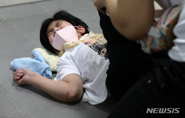 [대구=뉴시스] 백동현 기자 = 지난 4월 28일 가영이(가명·여)가 치료센터에서 재활치료를 받고 있다. 2022.05.05. livertrent@newsis.com