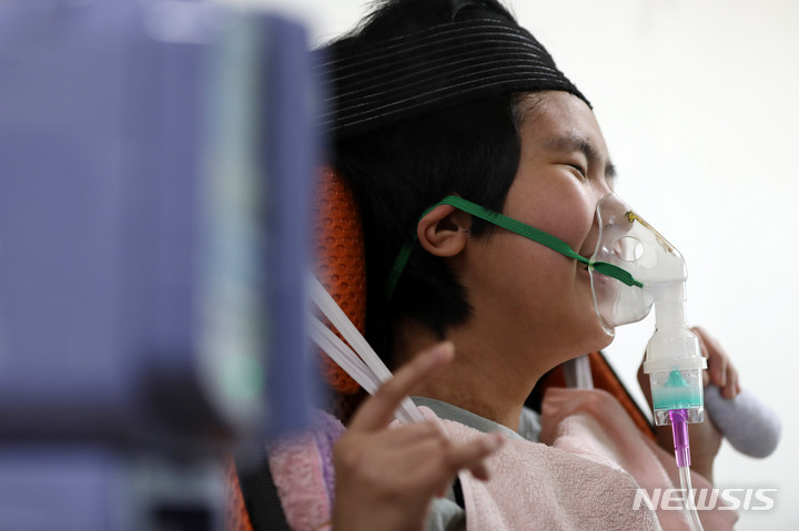 [대구=뉴시스] 백동현 기자 = 지난 4월 28일 가영이(가명·여) 집에서 네블라이저 치료를 받고 있다. 2022.05.05. livertrent@newsis.com