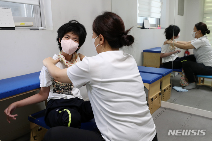 [대구=뉴시스] 백동현 기자 = 지난 4월 28일 가영이(가명·여)가 치료센터에서 재활치료를 받고 있다. 2022.05.05. livertrent@newsis.com