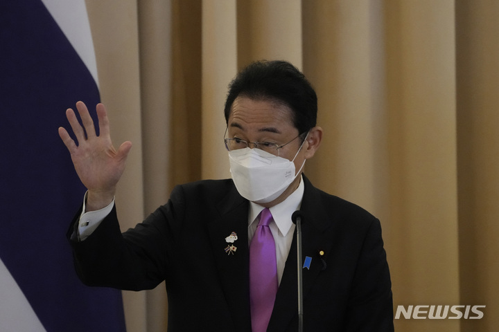 [방콕(태국)=AP/뉴시스]지난 2일 태국 방콕 정부 청사에서 기시다 후미오 일본 총리가 쁘라윳 짠오차 태국 총리와 공동 기자회견 도중 손을 흔들고 있다. 2022.05.03.