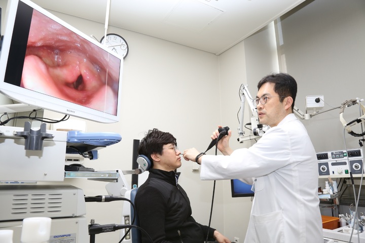 중앙대병원 이비인후과 이세영 교수가 병원을 찾은 환자에게 인후두내시경 검사를 하고 있다.(사진 : 중앙대병원 제공) *재판매 및 DB 금지