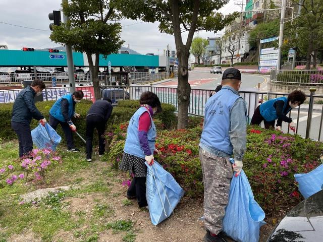 [부산=뉴시스] 부산시가 코로나19 거리두기 해제에 따른 시민들의 야외활동 증가에 대비해 오는 13일까지 민·관 합동 도시환경정비를 실시한다.  사진은 천마로 일원 화단정비 모습.(사진=부산시 제공) *재판매 및 DB 금지