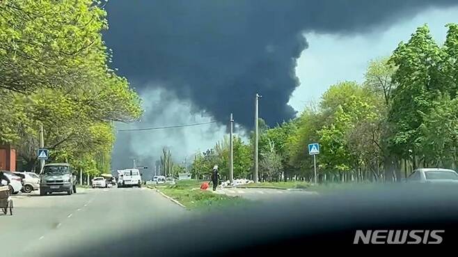 [서울=뉴시스] 2일(현지시간) 아조우스탈 제철소 인근에서 검은 연기가 치솟고 있다. (사진=텔레그램 캡처) 2022.05.03