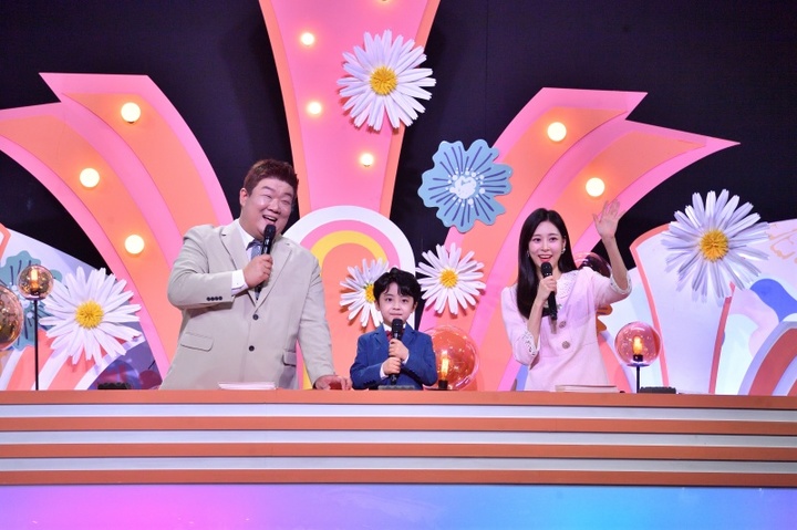 [서울=뉴시스] KBS 창작동요대회 MC 개그맨 유민상·배우 서우진·박소현 아나운서. 2022.05.03. (사진=KBS 제공) photo@newsis.com*재판매 및 DB 금지 *재판매 및 DB 금지
