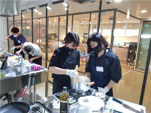 [서울=뉴시스] 서울시는 지난 4월 '골목창업학교' 상반기 교육에 참여할 외식업‧디저트 업종 예비창업자 20명 선발을 완료하고 지난 2일부터 14주 과정의 교육을 시작한다고 3일 밝혔다. 사진은 지난해 진행한 골목창업학교 교육 모습. (사진=서울시 제공) 2022.05.03. photo@newsis.com *재판매 및 DB 금지