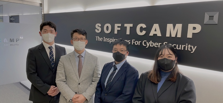 (왼쪽 두번째부터) 배환국 소프트캠프 대표이사, 이용준 극동대 해킹보안학과 교수. [사진 제공 = 소프트캠프] *재판매 및 DB 금지