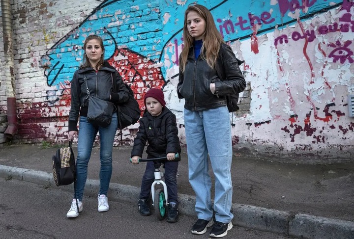 [서울=뉴시스]마리우폴에서 탈출한 베라(왼쪽)와 아들 키릴, 여동생 니콜레. (출처=뉴욕타임스) 2022.5.3. *재판매 및 DB 금지