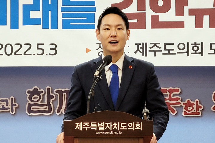 [제주=뉴시스] 이정민 기자 = 김한규 전 청와대 정무비서관이 3일 제주도의회 도민카페에서 오는 6월 1일 치러지는 제주시을 지역구 국회의원 보궐선거 출마를 선언하고 있다. 2022.05.03. 73jmlee@newsis.com *재판매 및 DB 금지