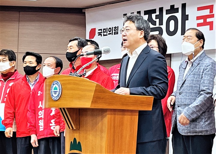 3일 박정하 당협위원장이 원주시청에서 기자회견을 열고 원주갑 보궐선거 출마를 선언하고 있다. *재판매 및 DB 금지