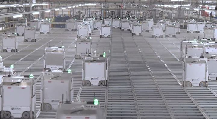 영국 런던 남동부에 있는 거대 식료품회사 오카도(Ocado)의 한 공장에서는 로봇 2000여 대가 하루 20시간 쉬지 않고 200만 개 이상의 물품을 분류한다. 출처: Ocado Technology *재판매 및 DB 금지