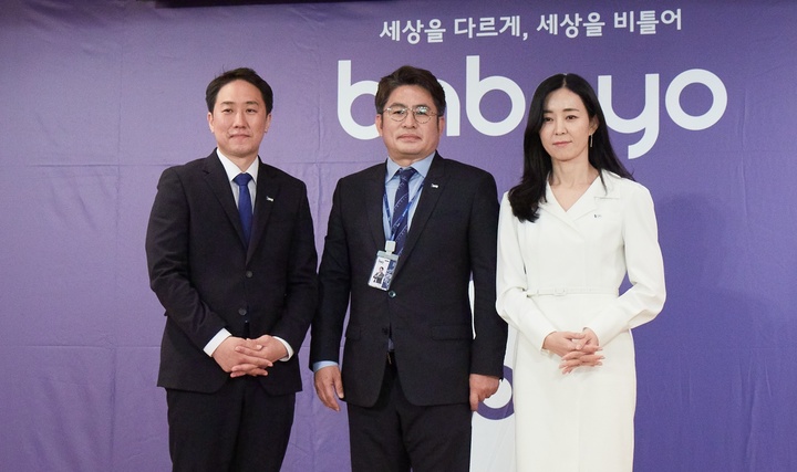 왼쪽부터 IHQ 정세영 이사, 박종진 총괄사장, 정혜전 상무