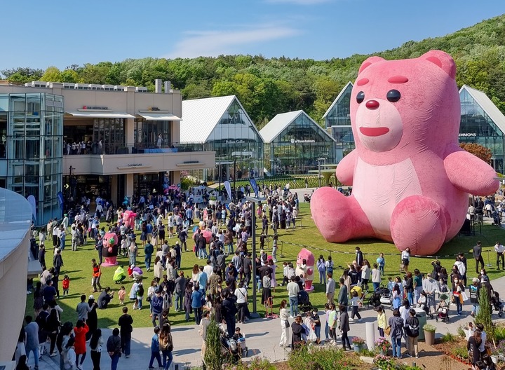 롯데프리미엄아울렛 타임빌라스에서 고객들이 벨리곰을 구경하는 모습(가로).(사진=롯데백화점 제공) *재판매 및 DB 금지