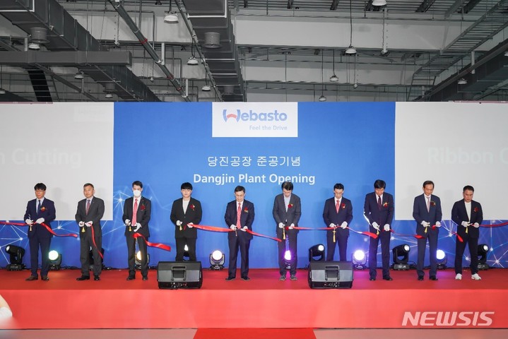 [서울=뉴시스]3일 충청남도 당진시 송산면에 위치한 베바스토코리아 당진 공장에서 진행된 준공식에서 관계자들이 리본커팅식을 진행하고 있다. (오른쪽부터) 당진시청 정본환 국장, 충남도청 소명수 과장, 베바스토코리아&nbsp; 샤샤 요바노비츠 아태지역 CFO(최고재무책임자), 현대기아 신종민 매니저, 베바스토코리아 최태봉 대표, 현대자동자 기아자동차그룹 백익진 상무, 베바스토코리아 최용두 공장장, 중원이엔티 양회길 회장, 한현 P&T 남상구 대표, 베바스토코리아 천성호 노동조합 위원장. (사진=베바스토코리아 제공)