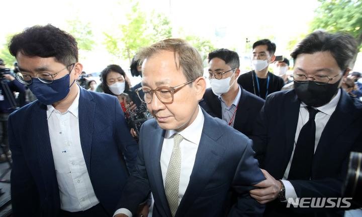 [서울=뉴시스] 고범준 기자 = 풀브라이트 장학금 특혜 의혹을 받아 온 김인철 부총리 겸 교육부 장관 후보자가 3일 오전 인사청문회 준비 사무실이 마련된 서울 영등포구 한국교육시설안전원 앞에서 사퇴 의사를 밝히고 이동하고 있다. 2022.05.03. bjko@newsis.com