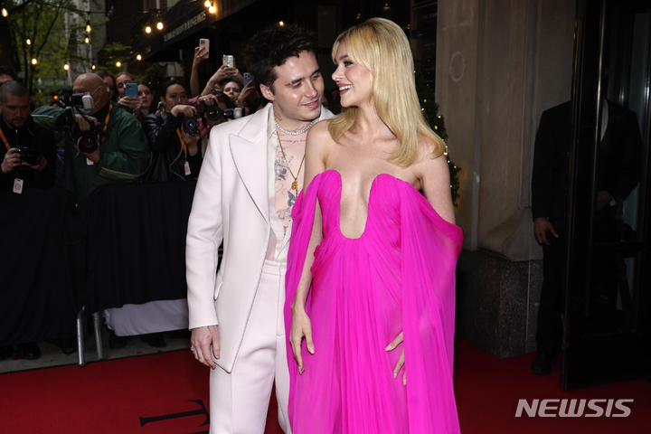 [서울=AP/뉴시스] 브루클린, 니콜라 펠츠 베컴 부부