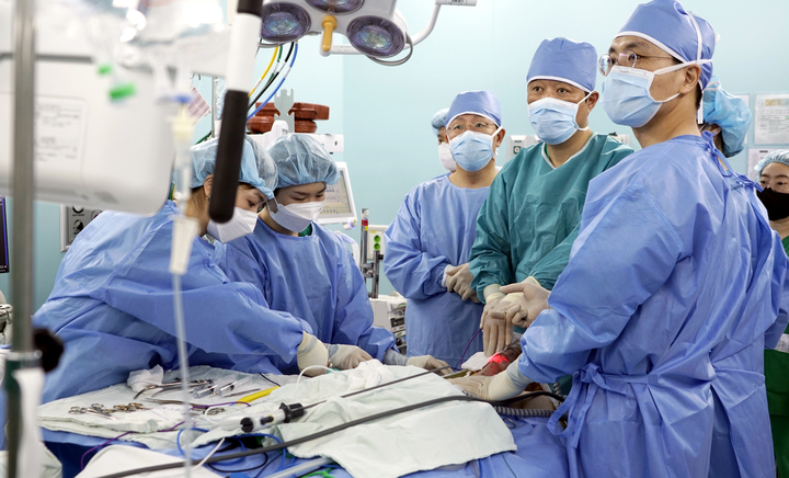 [광주=뉴시스] 조선대병원은 유방갑상선외과 김유석 교수가 최근 경구를 통한 로봇 갑상선 절제술을 시행했다고 3일 밝혔다. (사진=조선대병원 제공). photo@newsis.com *재판매 및 DB 금지