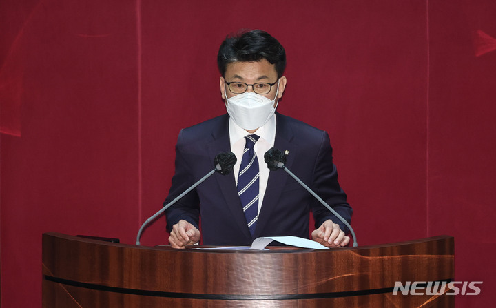 [서울=뉴시스] 김선웅 기자 = 진성준 더불어민주당 원내수석부대표가 3일 서울 여의도 국회에서 열린 본회의에서 사법개혁 특별위원회 구성결의안(위원회안)에 대한 제안설명을 하고 있다. (공동취재사진) 2022.05.03. photo@newsis.com