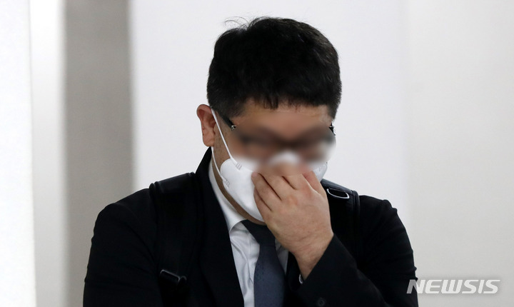 [서울=뉴시스] 추상철 기자 = 정영학 회계사가 지난 3일 오전 서울 서초구 서울중앙지법에 출석하고 있다. 2022.05.03. scchoo@newsis.com