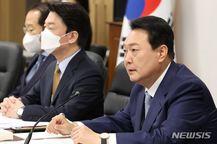 [서울=뉴시스] 인수위사진기자단 = 윤석열 대통령 당선인이 3일 오전 서울 종로구 삼청동 대통령직인수위원회에서 열린 전체 회의에서 발언하고 있다. 2022.05.03. photo@newsis.com