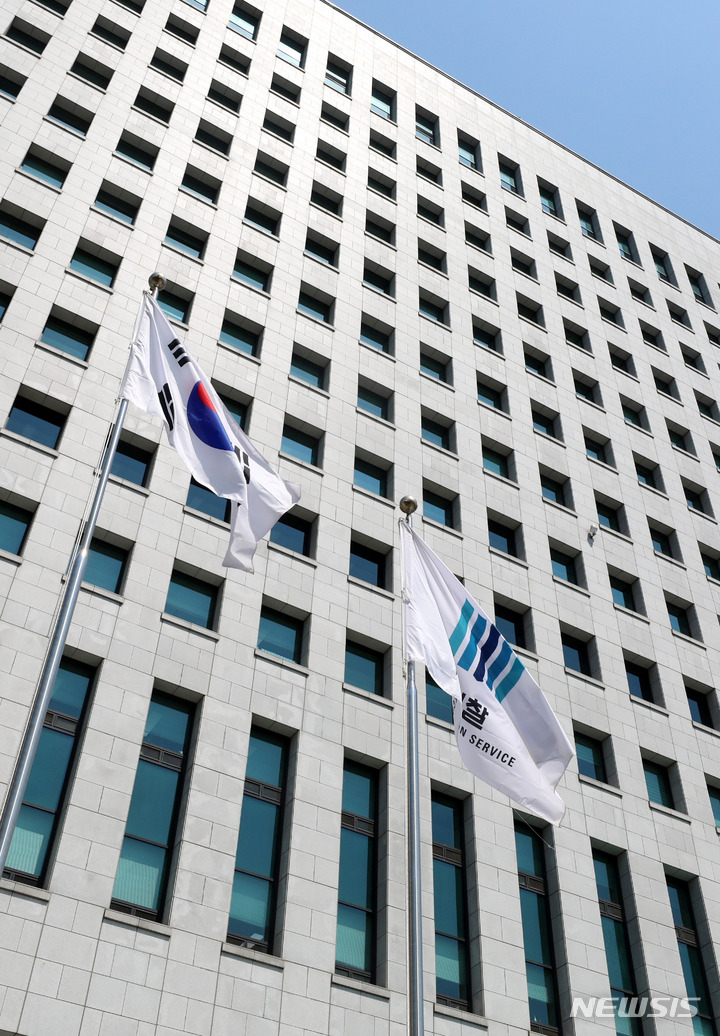 [서울=뉴시스] 추상철 기자 = 검수완박(검찰 수사권 완전 박탈)의 나머지 법안인 형사소송법 개정안이 국회 본회의를 통과한 지난 3일 오전 서울 서초구 대검찰청에서 태극기와 검찰 깃발이 나란히 바람에 펄럭이고 있다. 2022.05.03. scchoo@newsis.com