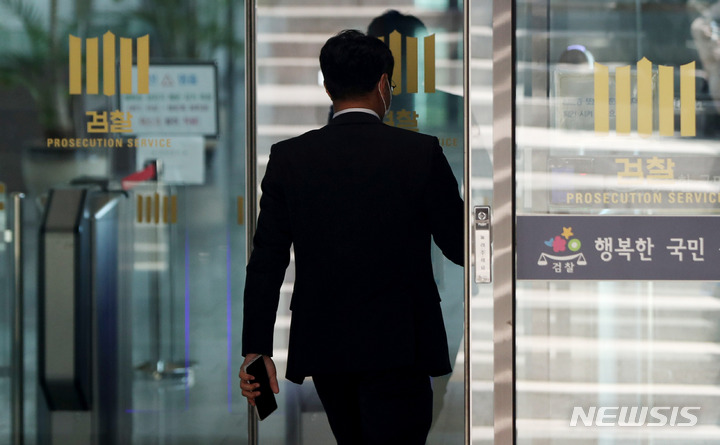 [서울=뉴시스] 추상철 기자 = 검수완박(검찰 수사권 완전 박탈)의 나머지 법안인 형사소송법 개정안이 국회 본회의를 통과한 3일 오전 서울 서초구 대검찰청에서 직원이 로비로 들어서고 있다. 2022.05.03. scchoo@newsis.com