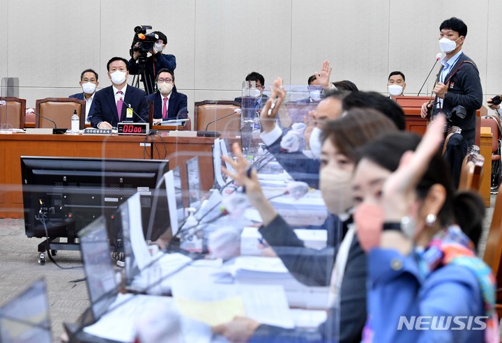 [서울=뉴시스] 고범준 기자 = 3일 서울 여의도 국회에서 열린 정호영 보건복지부 장관 후보자 인사청문회에서 민주당 의원들이 자료제출 관련 질의를 위해 손을 들고 있다. (공동취재사진) 2022.05.03. photo@newsis.com