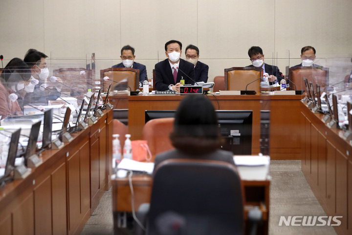 [서울=뉴시스] 김선웅 기자 = 정호영 보건복지부 장관 후보자가 3일 오전 서울 여의도 국회에서 열린 인사청문회에서 의원 질의에 답변하고 있다. 2022.05.03. mangusta@newsis.com