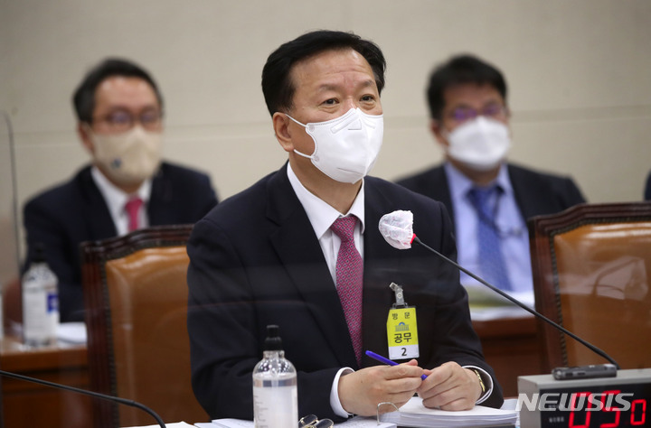 [서울=뉴시스] 김선웅 기자 = 정호영 보건복지부 장관 후보자가 3일 오전 서울 여의도 국회에서 열린 인사청문회에서 의원 질의에 답변하고 있다. 2022.05.03. mangusta@newsis.com