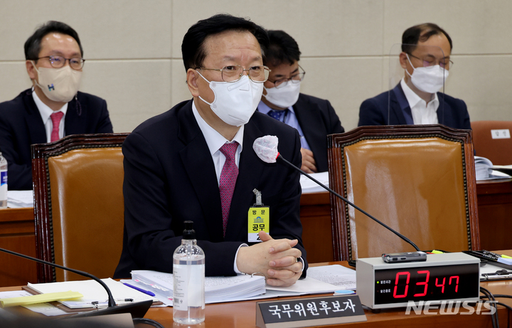 [서울=뉴시스] 고범준 기자 = 정호영 보건복지부 장관 후보자가 3일 오전 서울 여의도 국회에서 열린 보건복지위원회 인사청문회에서 자녀들의 의대 편입과 아들의 병역 논란에 대한 의원들의 질의에 답변하고 있다. (공동취재사진) 2022.05.03. photo@newsis.com