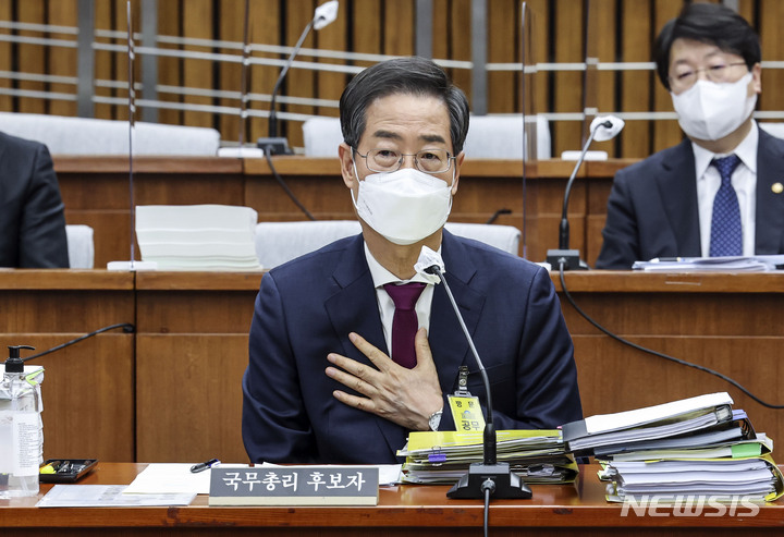 [서울=뉴시스] 김선웅 기자 = 한덕수 국무총리 후보자가 3일 서울 여의도 국회에서 열린 인사청문회에 출석해 의원들의 질의에 답변하고 있다. (공동취재사진) 2022.05.03. photo@newsis.com